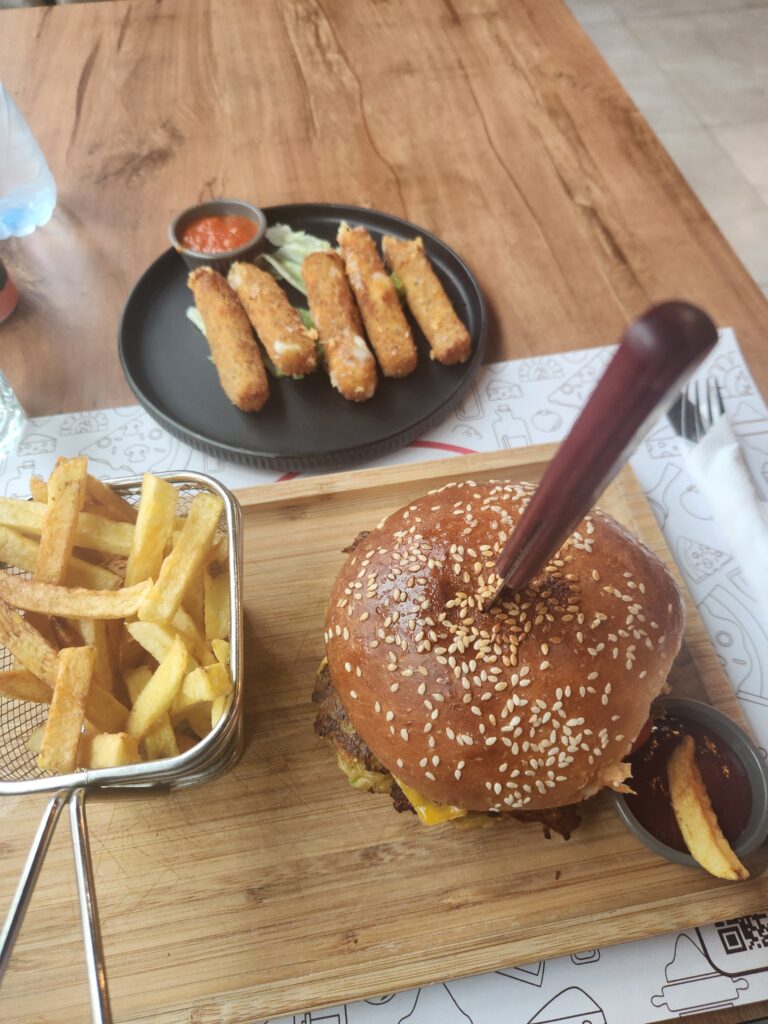 מסעדה אמריקאית המבורגרים טירנה אלבניה