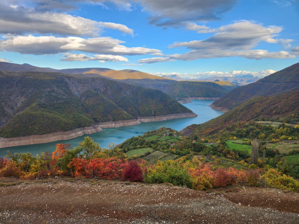 אגם פיירזה מהדרך הישנה אוקטובר 2025 באלבניה