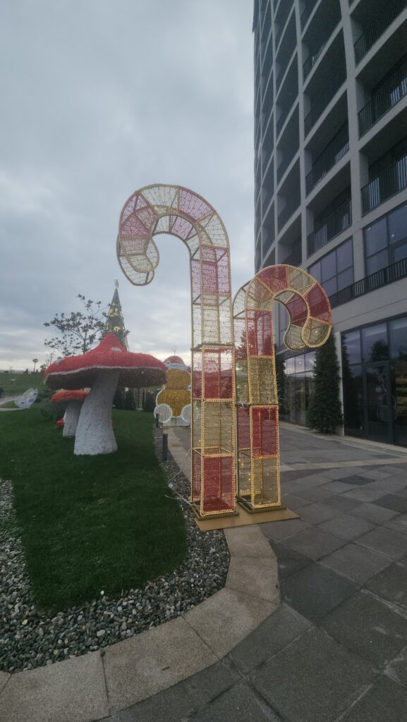 קישוטי שנה חדשה וחג המולד טירנה