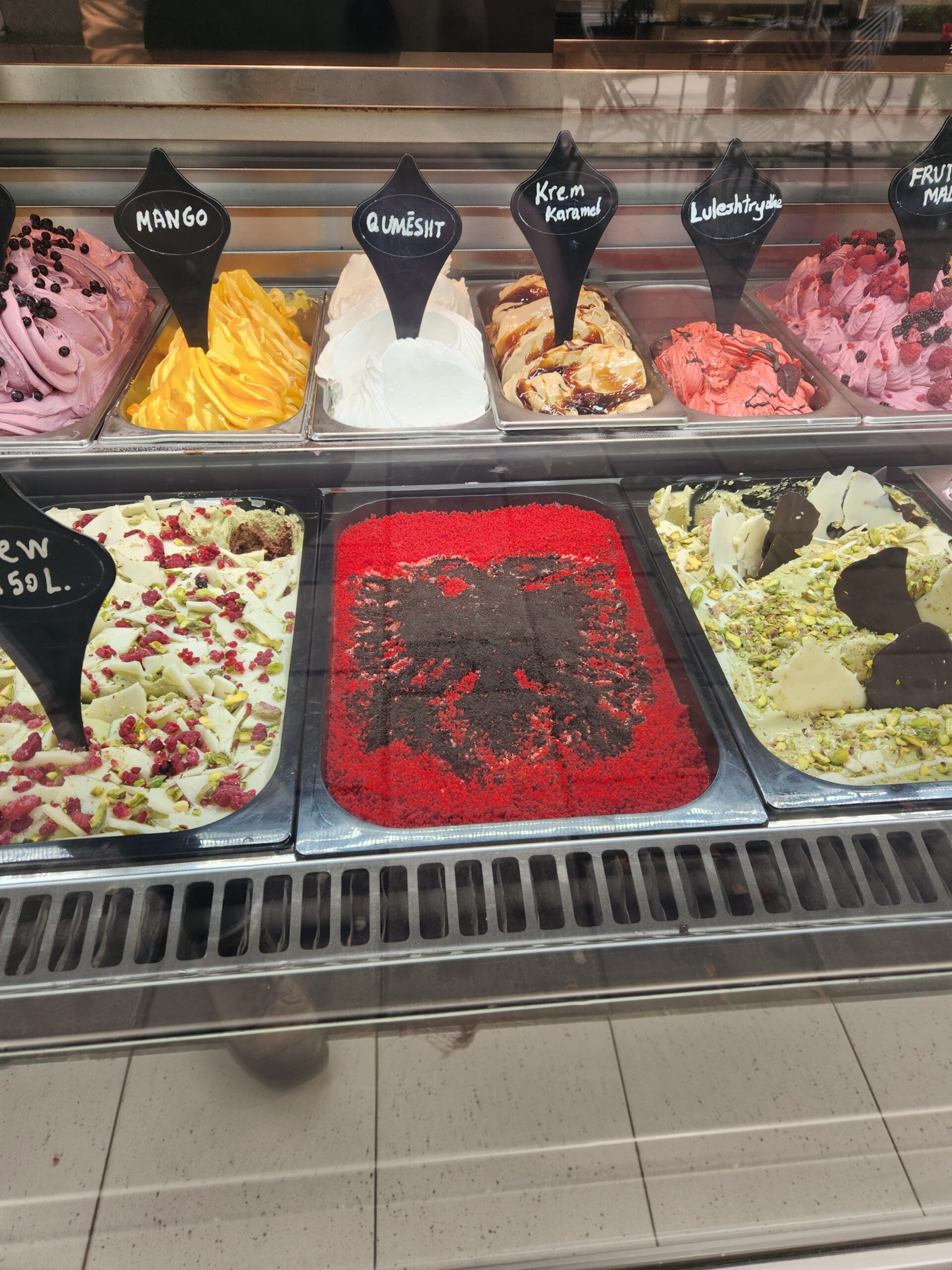 גלידת דגל אלבניה סוף נובמבר חג העצמאות