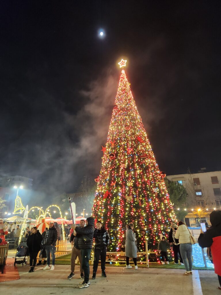 ולורה עץ חג מולד שנה חדשה 2026