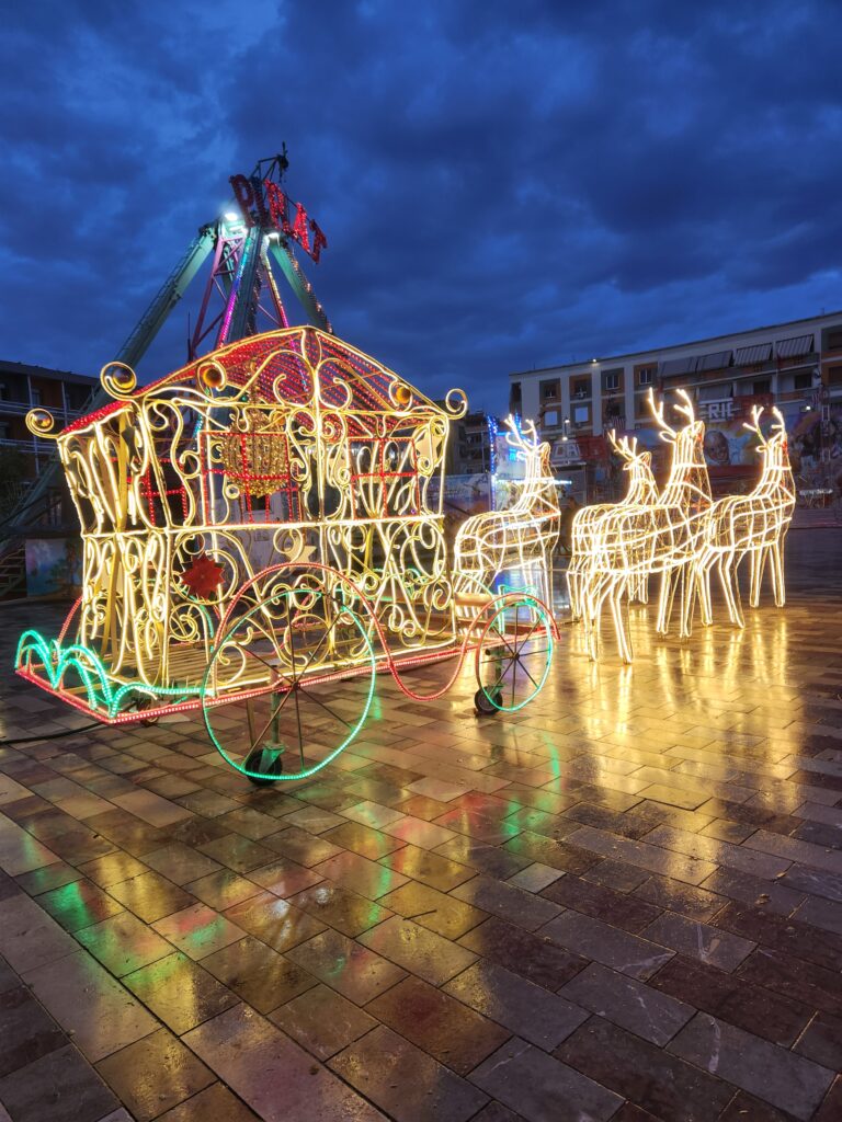 פיר אלבניה קישוטי חג מולד