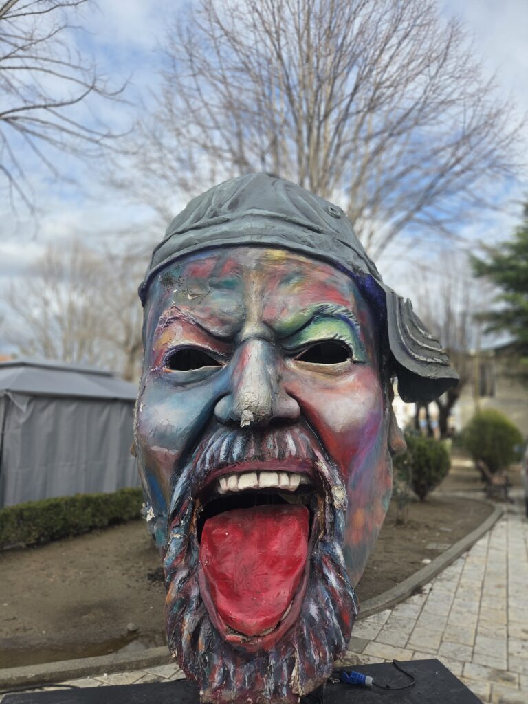 פסלי נייר מאשה ענקיים קרנבל שקודר פברואר 2026 אלבניה