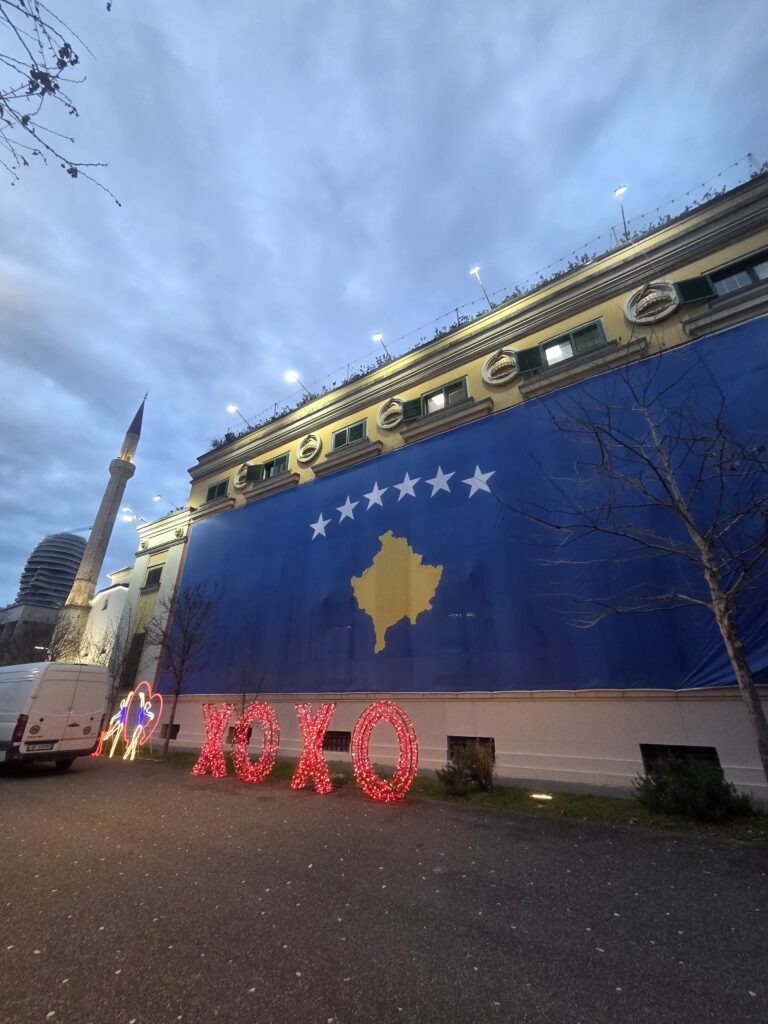 טירנה מקושטת לוולנטיינס וליום העצמאות של קוסובו פברואר 2026
